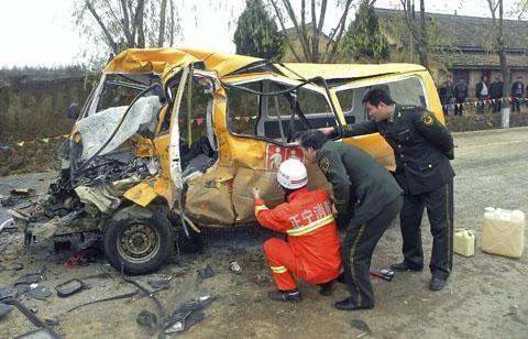 甘肃省庆阳市正宁县的一辆拥挤校车11月16日发生特大交通事故，救援人员和警方正在检查此校车。
