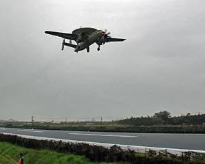 台湾空军的E-2K空中预警机在低空飞行，接近公路