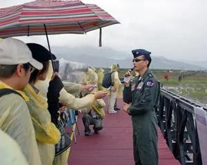 台湾军官在雨中向记者们通报情况