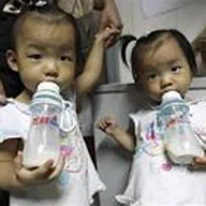 中国儿童在喝牛奶(资料照片)