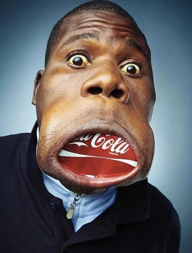 2010年10月，非洲西海岸国家安哥拉出了一名嘴巴超级大的男子，他的嘴宽达6.5英寸(约合16.5厘米)，并且能伸缩自如地把嘴拉长，甚至能含住一瓶罐装可乐。